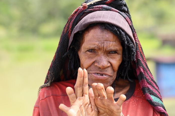 Tradisi Potong Jari Papua. Iki Palek, Tradisi Potong Jari Sebagai Tanda Kehilangan dan Kesetiaan