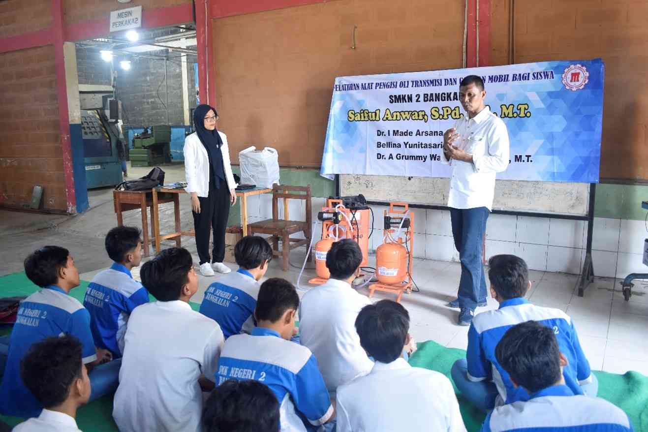 Alat Pengisian Oli Transmisi. PKM Kebijakan FT Unesa- Pelatihan Alat Pengisi Oli Transmisi dan Gardan Mobil bagi Siswa SMKN 2 Bangkalan