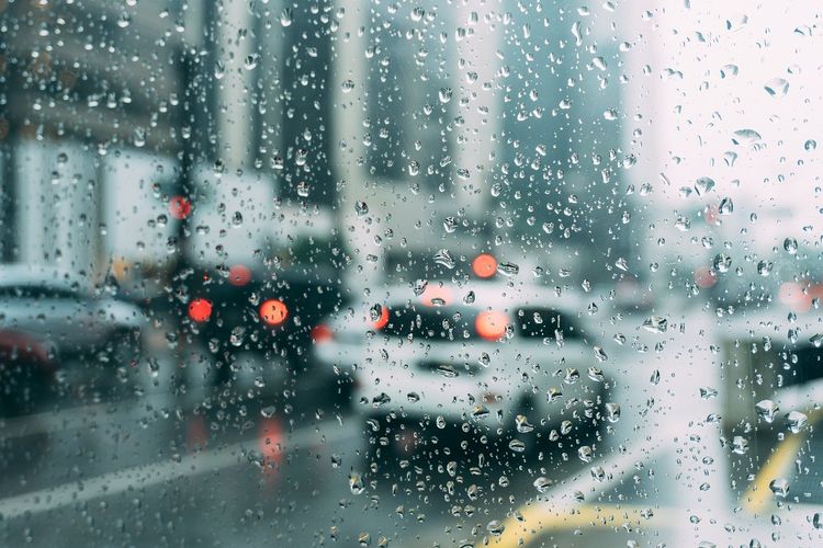 Foto Nyetir Mobil Siang Hari. Mulai Musim Hujan, Simak Hal yang Perlu Disiapkan saat Nyetir Mobil di Kala Hujan