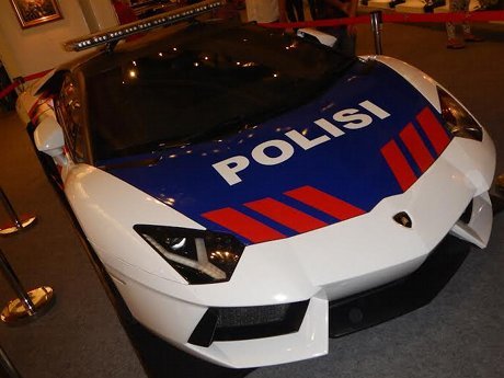 Mobil Polisi Indonesia Lamborghini. Lamborghini dan Moge BMW Jadi Armada Polisi di Kelapa Gading