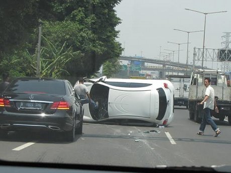 Proton Persona Gen 2. Momen Dramatis Tabrakan antara Nissan March dan Proton Persona Gen-2