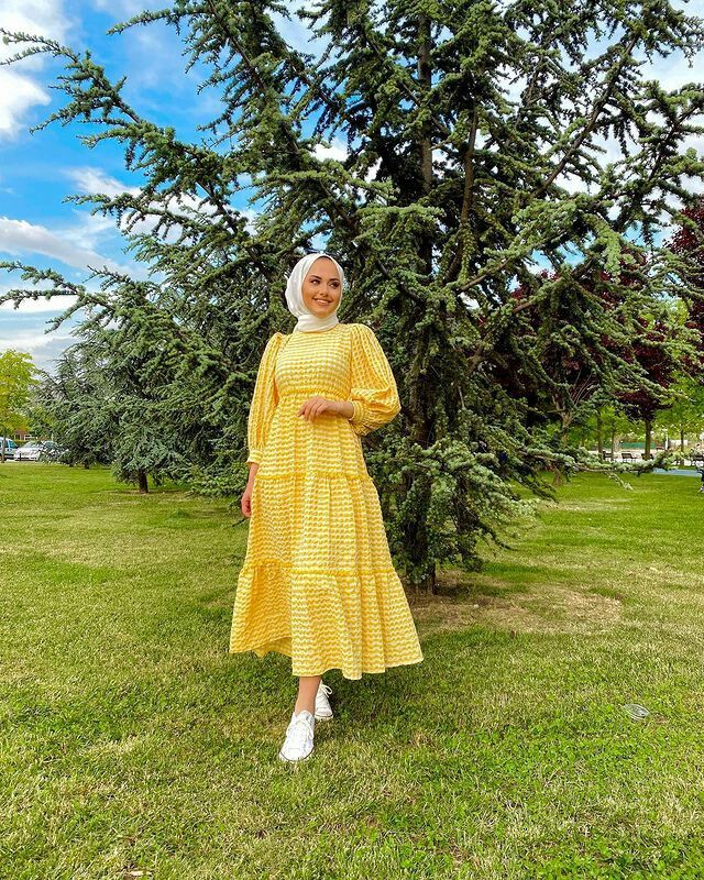 Baju Warna Kuning Cocok dengan Jilbab Warna Apa? Ini Kombinasinya