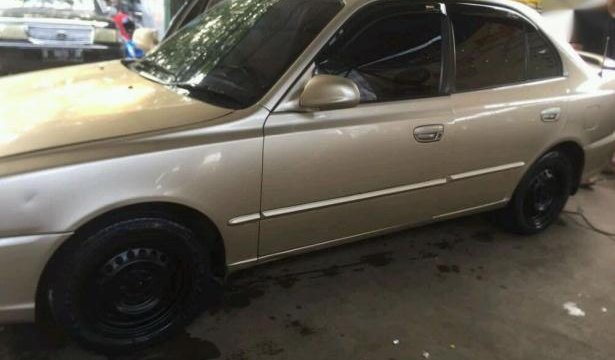 Mobil Warna Coklat Metalik. Hyundai tahun 2002 warna coklat Metalik