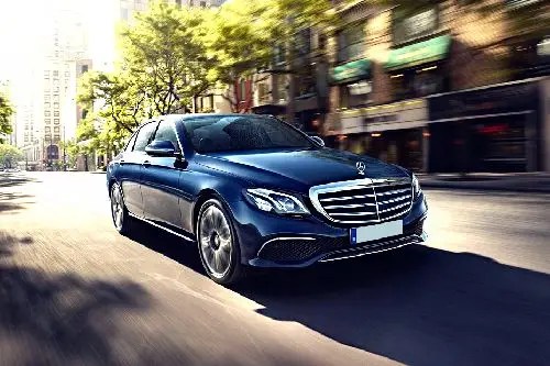 Mercedes Benz E 200. Mercedes Benz E-Class 2024 Harga OTR, Promo Januari, Spesifikasi & Review