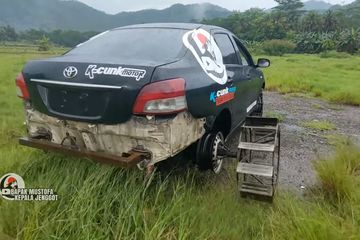 Modifikasi Traktor Bajak Sawah. Ada di Indonesia! Toyota Vios Enggak Lagi Narik Taksi, Buat Bajak Sawah Sob!