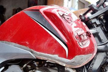 Tambal Tangki Motor Bocor. Tambal Tangki Motor Bocor Pakai Resin atau Las, Lebih Kuat Yang Mana?