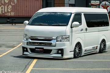 Toyota Hiace Modifikasi Ceper. Toyota HiAce 'Disusupi' Fortuner, Kesan Glamour, Nyaris Cium Aspal