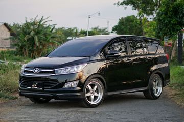 Modifikasi Innova Reborn Putih. Toyota Innova Reborn Dimodif Simpel, Main Part Carbon Plus Kabin Nyaman