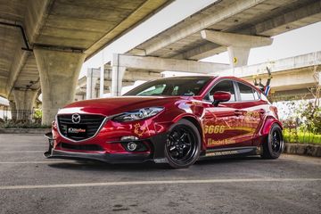 Mazda 3 Hatchback Modifikasi. Si Merah Seksi Mazda3 Tampil Lebih Menggoda Adopsi Gaya Rocket Bunny