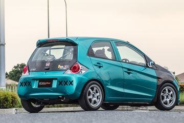 Modifikasi Honda Brio 2020. Enggak Cuma Bodi, Modifikasi Honda Brio Lama Ini Juga Suguhkan Kabin Racing