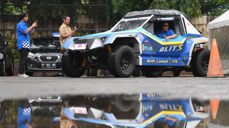 Mobil Warna Biru Langit. Memulas Kembali Warna Biru di Langit dengan Mobil Listrik