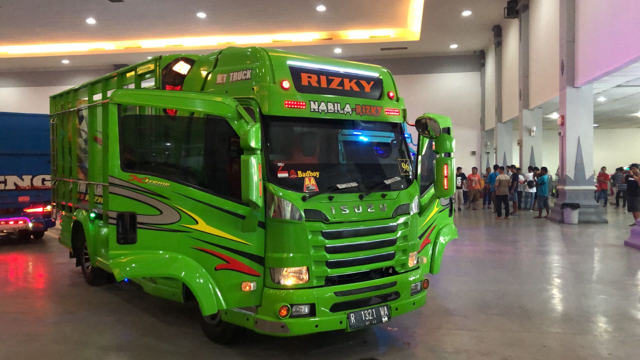 Truk Isuzu Elf Modifikasi. Modifikasi Isuzu Elf NMR 71 Eksis di Jogja Truck Festival 2018