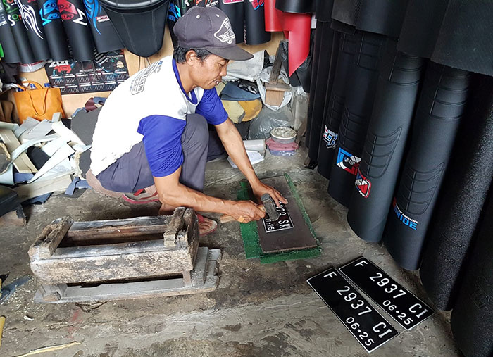 Pembuat Plat Nomor Terdekat. Pembuat Pelat di Sukabumi Bakal Naikan Tarif