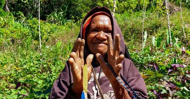 Tradisi Potong Jari Di Papua. Tradisi Potong Jari, Tradisi Unik dan Menyeramkan dari Suku Dani