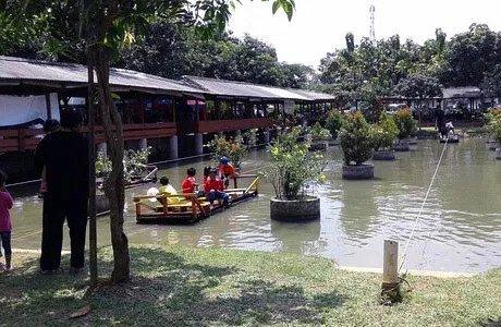 Saung Mang Ajo Karawang. Restoran dan Pemancingan Mang Ajo