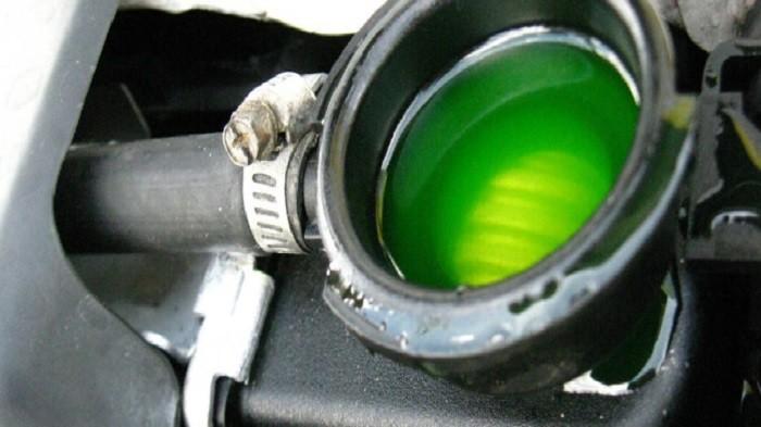 Air Coolant Dicampur Air Biasa. Jangan Asal Campur Air Coolant dengan Air Biasa, Bisa Merusak Mesin