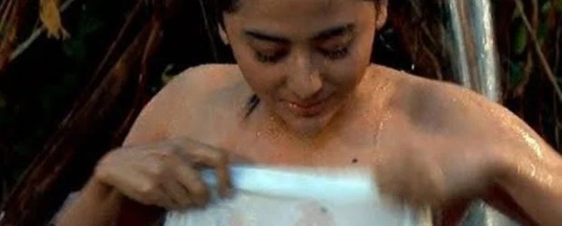 Dewi Persik Sedang Mandi. Badan Dewi Perssik Dilihat Semua Orang Saat Mandi di Rutan